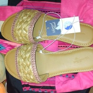 Universal Thread pink and beige straw braided sandals Sz 7